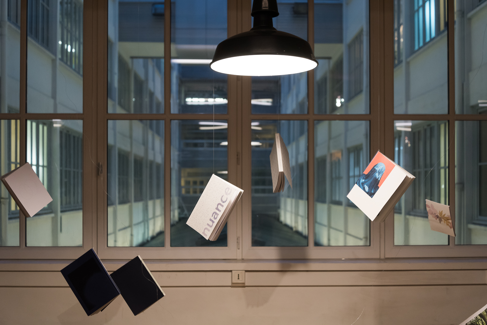 Photographie de mémoires suspendus par un fil